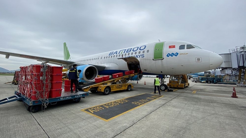 Chuyển khẩn cấp 10 tấn hàng cứu trợ miền Trung