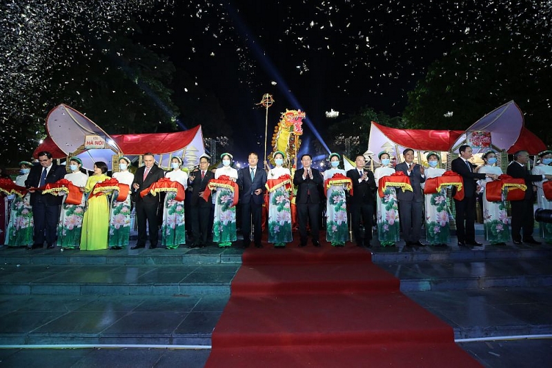 Khai mạc 'Tuần hàng Made in Vietnam - Tinh hoa Việt Nam' Khai mạc 'Tuần hàng Made in Vietnam - Tinh hoa Việt Nam'