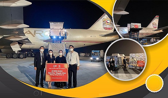 Ban lãnh đạo Vimedimex tiếp nhận vắc xin ngay khi lô vắc xin về tới Sân bay Nội Bài sáng nay - Ảnh: VMD