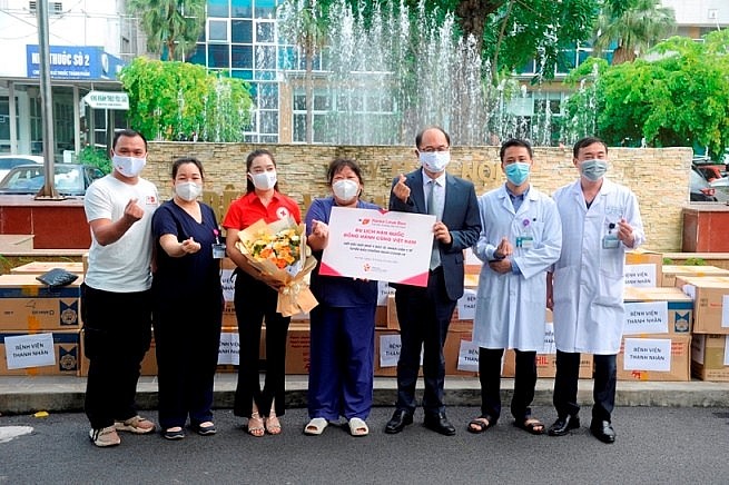 Ông Park Jong Sun, Trưởng Đại diện Tổng cục Du lịch Hàn Quốc và đại diện Hội chữ thập đỏ Việt Nam trao quà tặng tiếp sức cho đội ngũ y bác sĩ tại bệnh viện Thanh Nhàn (Hà Nội).