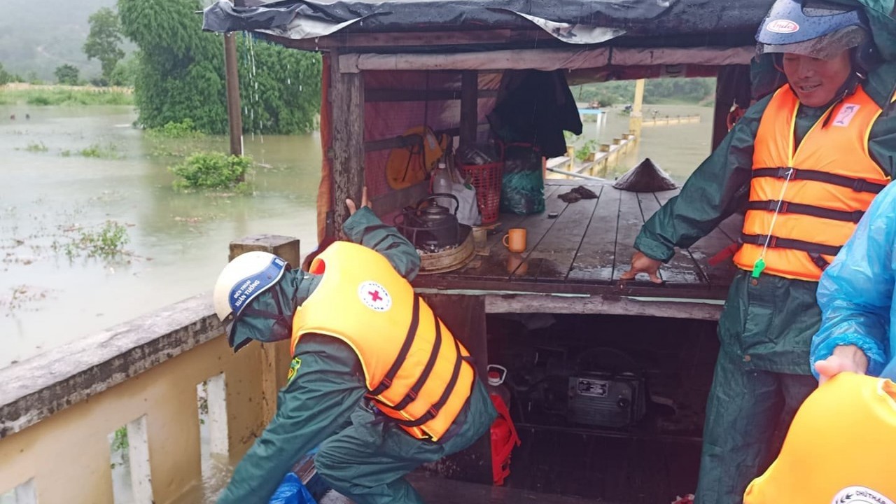 Hỗ trợ khẩn cấp cho người dân vùng mưa lũ miền Trung