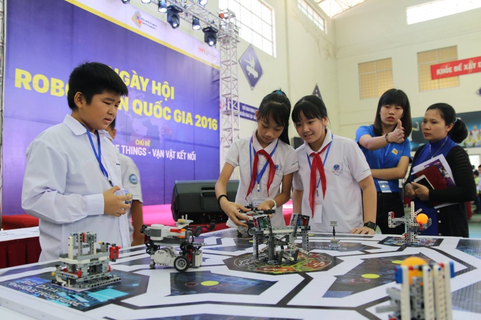 hon 200 ky su robot nhi dua tai tai ngay hoi robothon mien bac