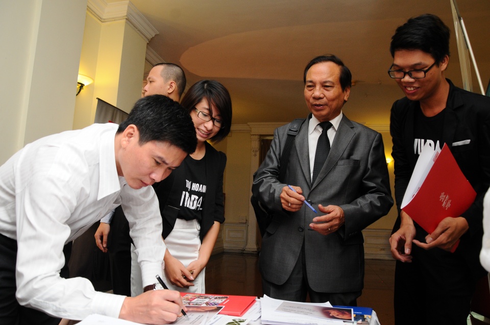 100 doanh nhân hàng đầu cam kết không sử dụng sừng tê giác 100 doanh nhan hang dau cam ket khong su dung sung te giac