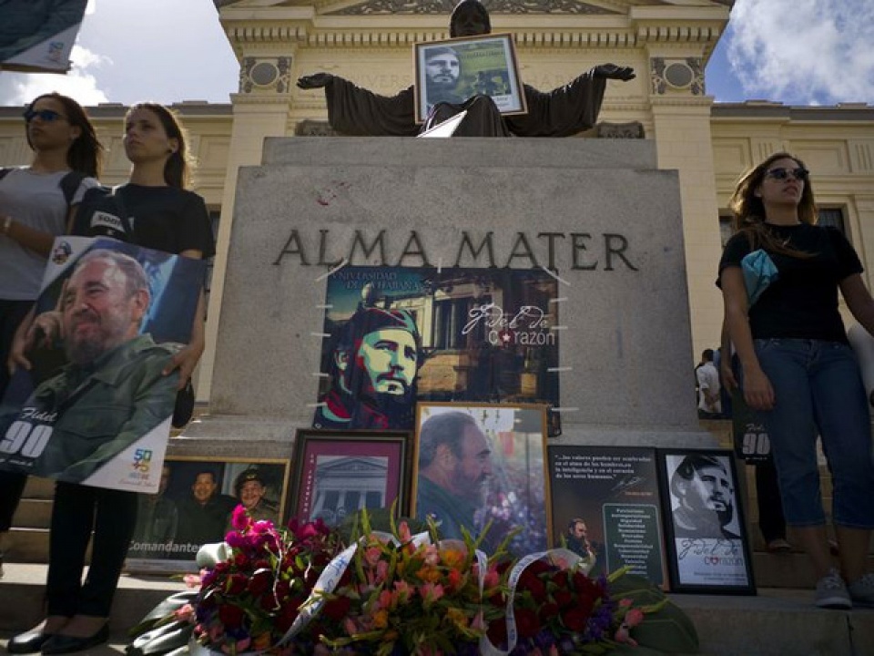 nguoi dan cuba nghen ngao tuong nho lanh tu fidel castro