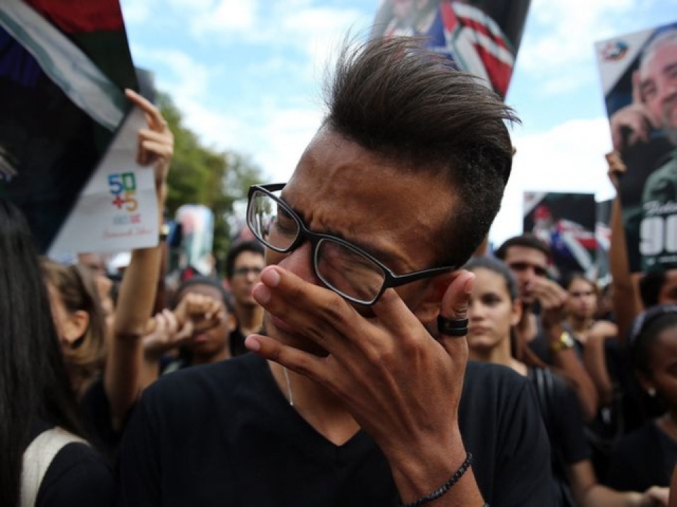 nguoi dan cuba nghen ngao tuong nho lanh tu fidel castro