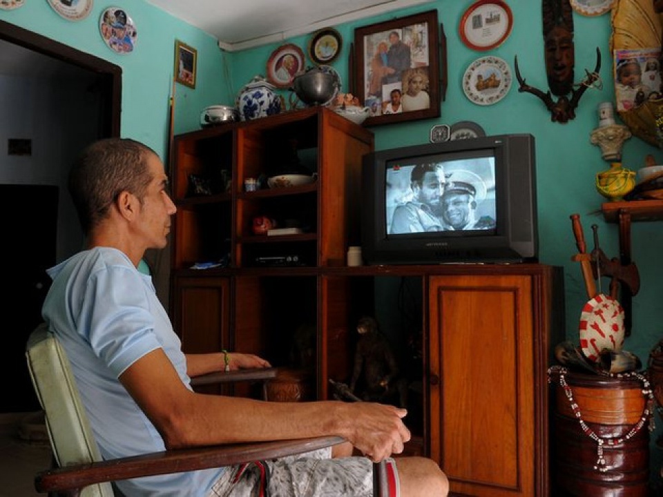 nguoi dan cuba nghen ngao tuong nho lanh tu fidel castro