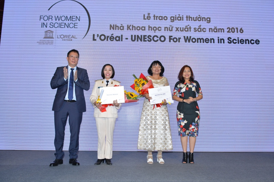 ton vinh 5 nha khoa hoc nu xuat sac viet nam 2016