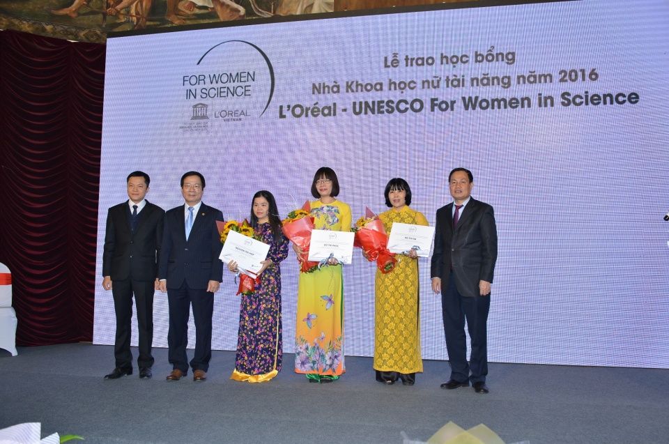 ton vinh 5 nha khoa hoc nu xuat sac viet nam 2016