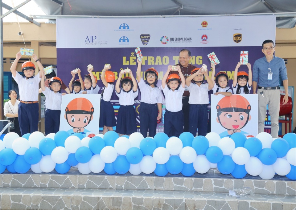 800 hoc sinh giao vien duoc tang mu bao hiem dat chuan