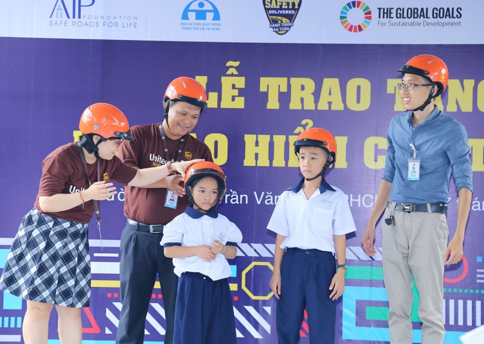 800 hoc sinh giao vien duoc tang mu bao hiem dat chuan