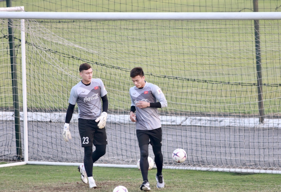 thu mon bui tien dung chan thuong co chan truoc ngay sang lao