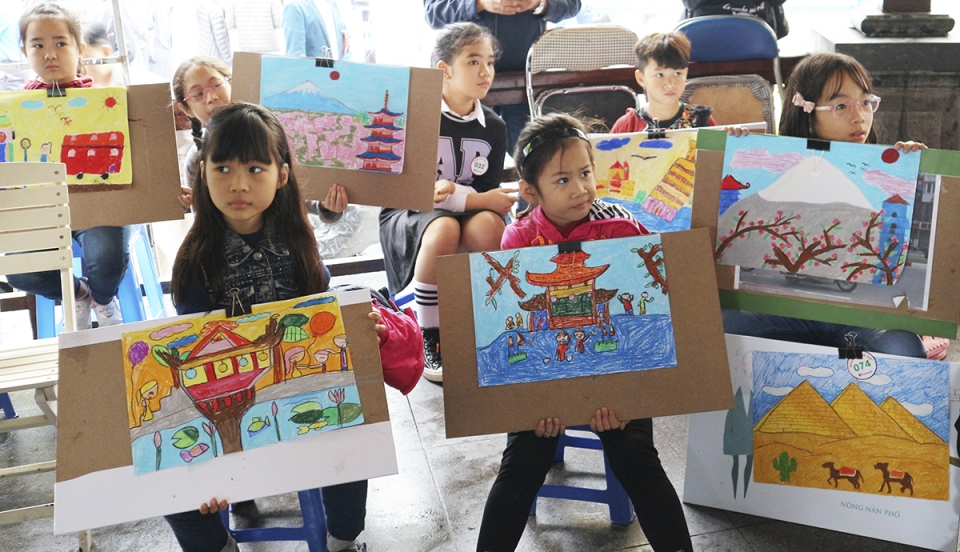 kham pha the gioi qua anh mat tre tho