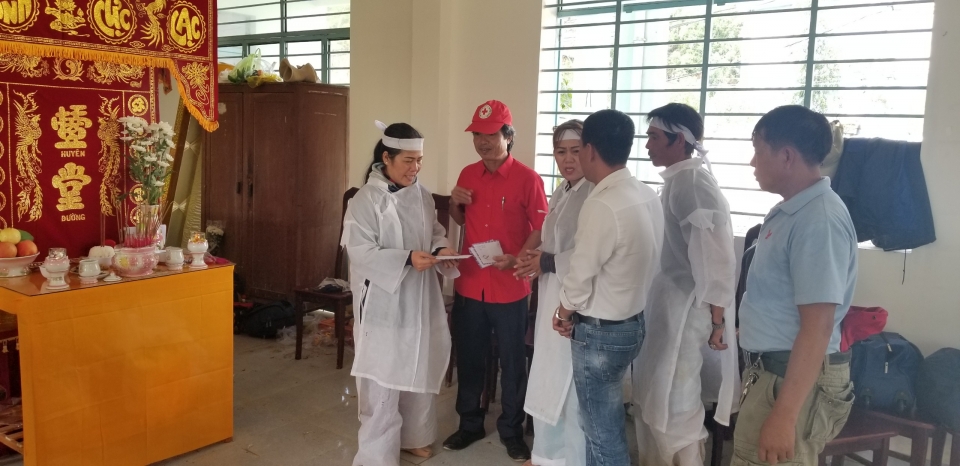 cuu tro khan cap cac gia dinh bi thiet hai do mua lu tai khanh hoa