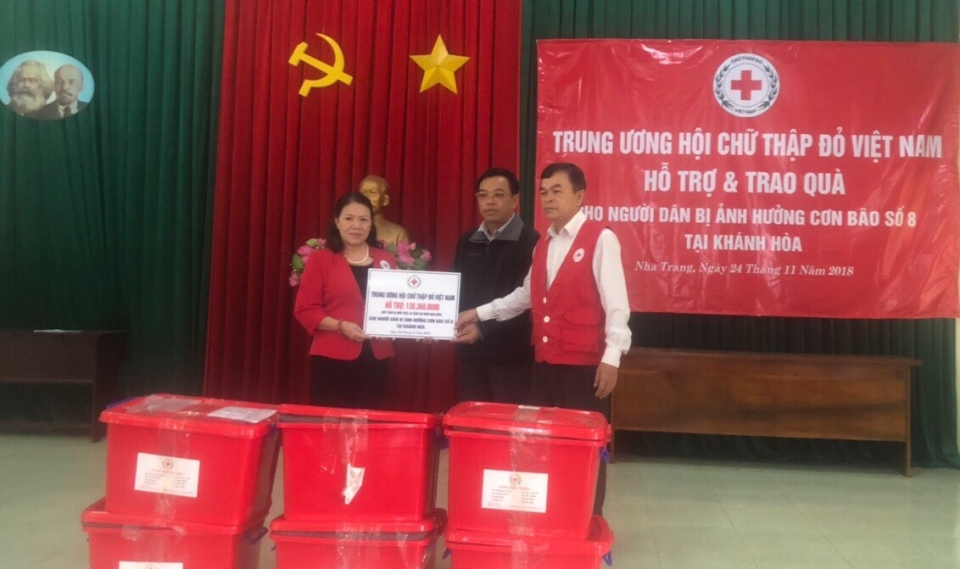 hoi chu thap do viet nam cuu tro nguoi dan bi sat lo o khanh hoa