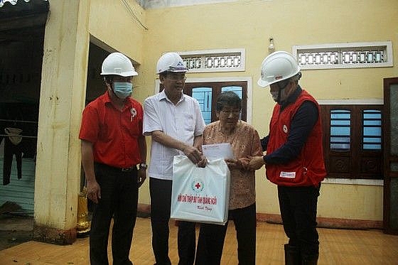 Cứu trợ khẩn cấp các hộ dân tỉnh Quảng Ngãi bị thiệt hại do mưa bão