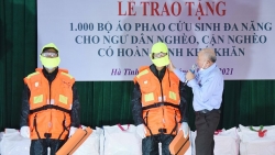 Trao tặng 15.000 bộ áo phao cho ngư dân nghèo tại 12 tỉnh miền Trung