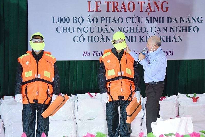 Trao tặng 15.000 bộ áo phao cho ngư dân nghèo tại 12 tỉnh miền Trung