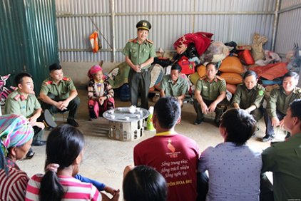 'Bốn cùng' với nhân dân, bảo vệ bình yên biên giới