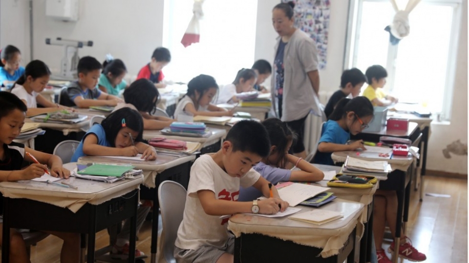 phu huynh trung quoc chi tien tan cho con hoc them