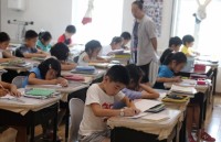 Phụ huynh Trung Quốc chi “tiền tấn” cho con học thêm
