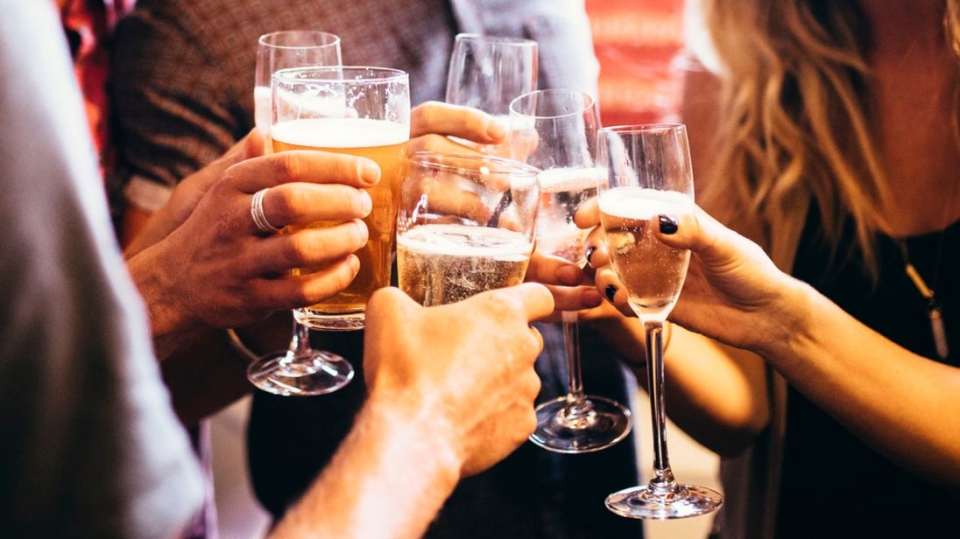 Đập vỡ bát đĩa để "lấy hên" năm mới dap vo bat dia de lay hen nam moi