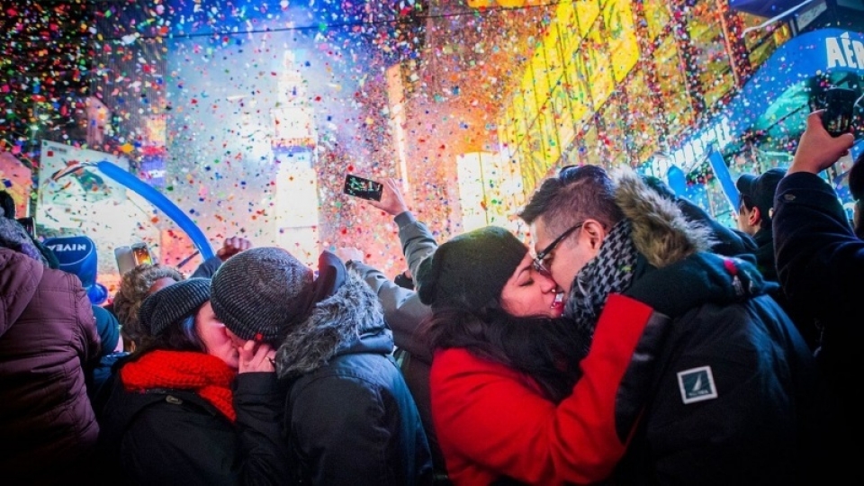 Đập vỡ bát đĩa để "lấy hên" năm mới dap vo bat dia de lay hen nam moi