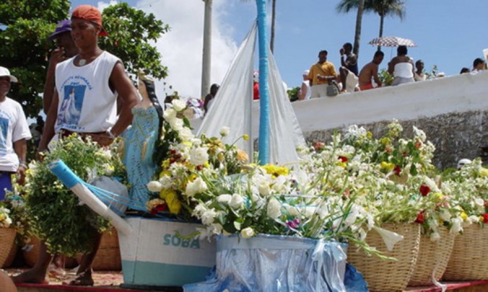 Đập vỡ bát đĩa để "lấy hên" năm mới dap vo bat dia de lay hen nam moi