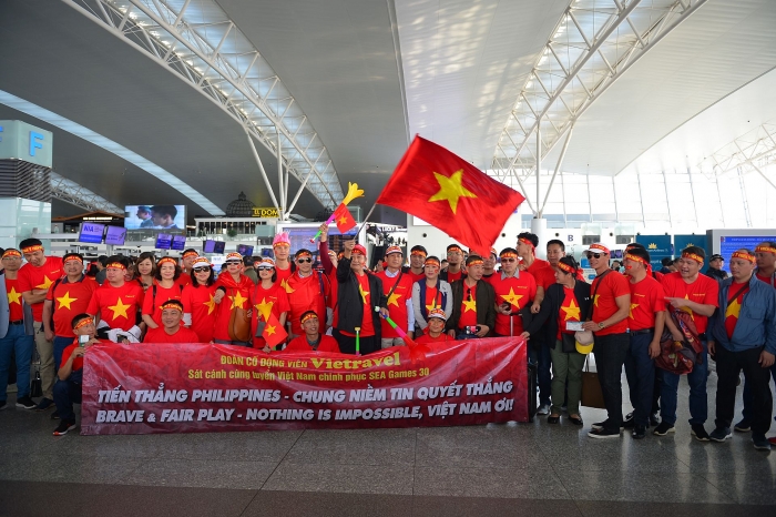 hang ngan co dong vien nhuom do san bay tiep lua cho u22 viet nam