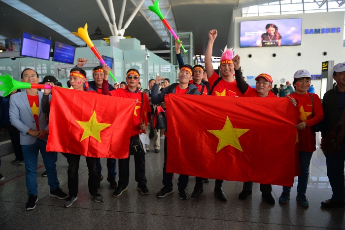 hang ngan co dong vien nhuom do san bay tiep lua cho u22 viet nam