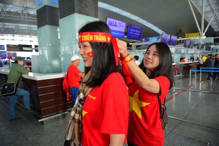 hang ngan co dong vien nhuom do san bay tiep lua cho u22 viet nam