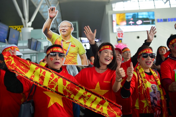 hang ngan co dong vien nhuom do san bay tiep lua cho u22 viet nam