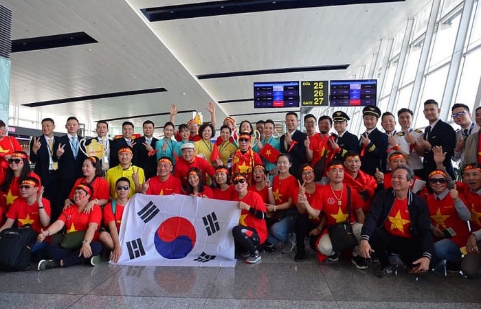 hang ngan co dong vien nhuom do san bay tiep lua cho u22 viet nam