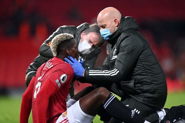 Pogba bị chảy máu miệng sau khi Mings vung cánh tay đập vào mặt cầu thủ người Pháp trong tình huống tranh chấp trên không Pogba bị chảy máu miệng sau khi Mings vung cánh tay đập vào mặt cầu thủ người Pháp trong tình huống tranh chấp trên không