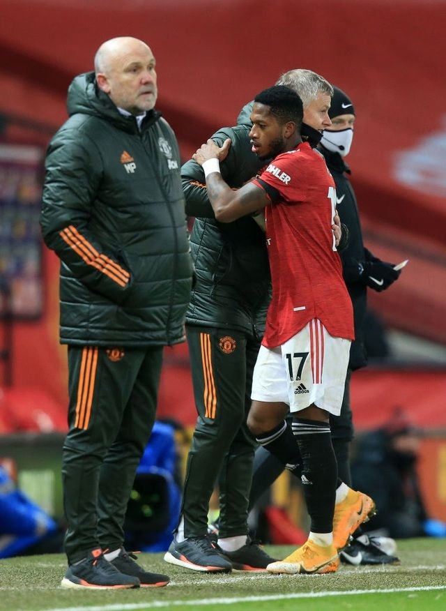 Fred được rút ra sân trong những phút cuối trận Fred được rút ra sân trong những phút cuối trận