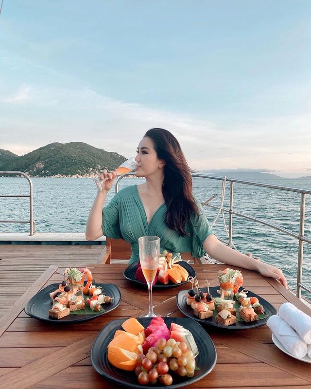 Sau khi kết hôn, Bảo Thy thường xuyên khiến khán giả ngưỡng mộ bởi những chuyến du lịch sang chảnh. Dịp đầu năm mới cũng không ngoại lệ tuy nhiên, nữ ca sĩ không đi xa mà chọn một khu du lịch nổi tiếng ở TP.HCM.