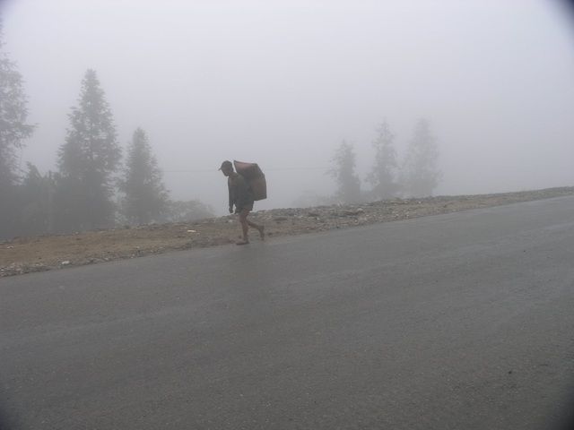 Trời rét đậm rét hại nhưng người dân Sa Pa vẫn mưu sinh trong giá rét 0 độ C....