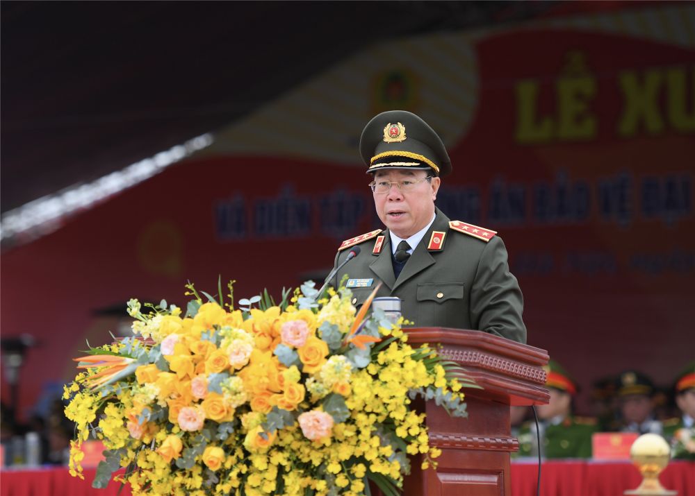Thứ trưởng Bùi Văn Nam báo cáo khái quát công tác chuẩn bị và triển khai công tác bảo đảm an ninh, trật tự phục vụ Đại hội XIII của Đảng.