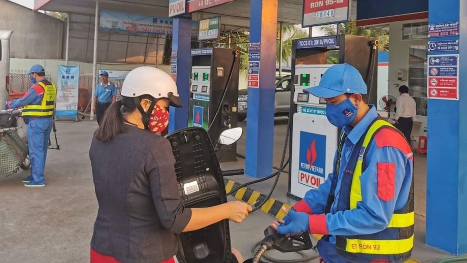 gia xang dau hom nay 2410 dau tho tang giam trai chieu nhu cau nhien lieu suy giam dang ke trong khu vuc