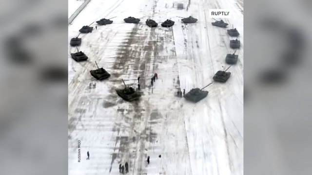 Quân nhân Nga xếp 16 xe tăng T-72 thành hình trái tim cầu hôn vợ quan nhan nga xep xe tang thanh hinh trai tim cau hon vo