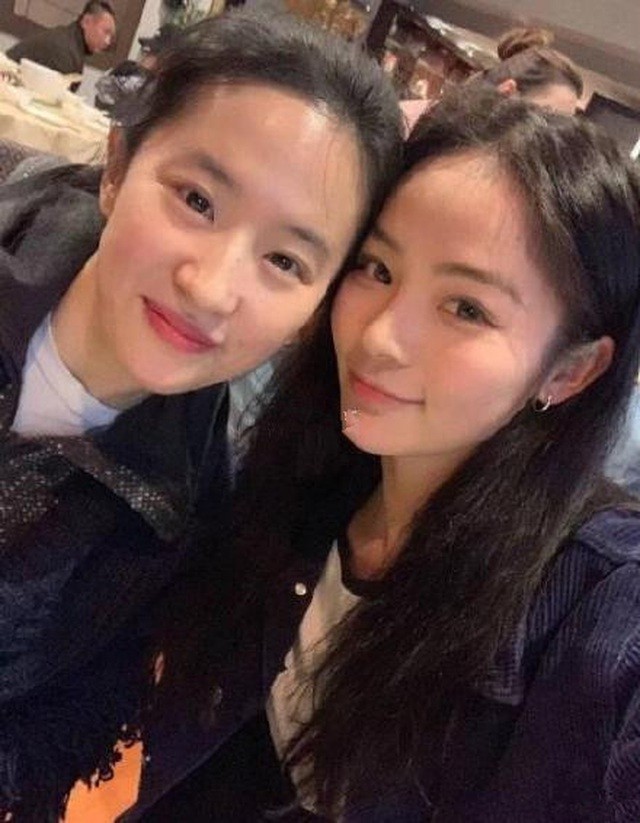 Lưu Á Tây chụp chung cùng Lưu Diệc Phi