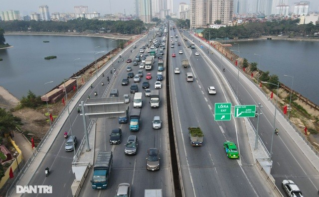 Các phương tiện ôtô di chuyển chật vật, nhích từng mét đoạn qua khu vực bán đảo Linh Đàm.