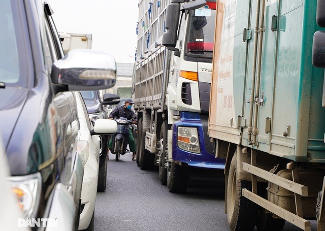Mặc dù có biển cấm, nhưng một số phương tiện xe gắn máy vẫn chạy lên đường vành đai 3 trên cao bất chấp nguy cơ xảy ra tai nạn.