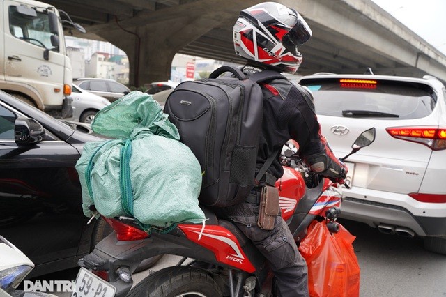 Xe máy chở lỉnh kỉnh đồ đạc chằng trước sau xe rời khỏi Thủ đô.