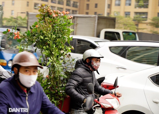 Nhiều người phải chật vật, chở hàng cồng kềnh, di chuyển trên đoạn đường ùn tắc.