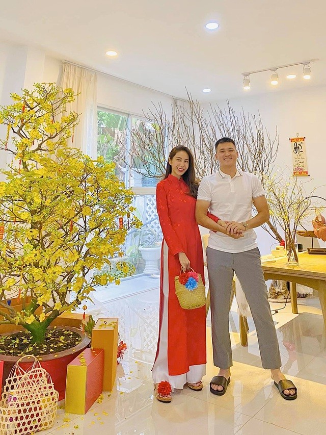 Vợ chồng Thủy Tiên - Công Vinh hạnh phúc bên nhau trong ngày đầu năm mới. Năm qua, Thủy Tiên khiến nhiều người ngưỡng mộ khi liên tục thực hiện các dự án từ thiện, từ lắp đặt máy lọc nước cho các tỉnh miền Tây đến quyên góp giúp đỡ miền Trung lũ lụt.