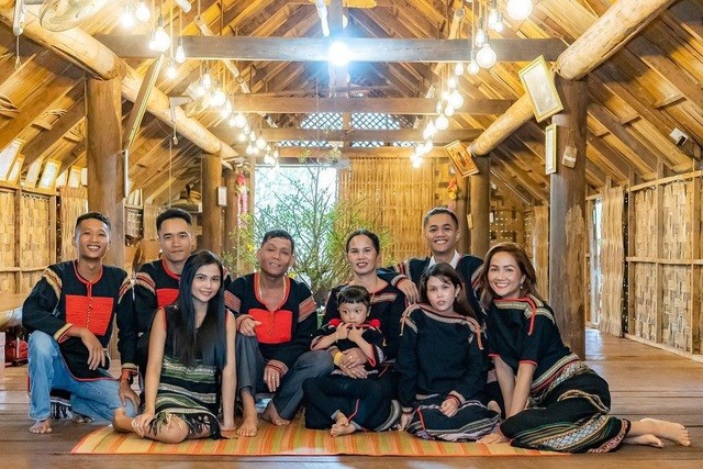 Hoa hậu Hoàn vũ Việt Nam H'Hen Niê khoe ảnh đón Tết Nguyên Đán bên đại gia đình của mình tại quê nhà Đắc Lắk. Năm qua, người đẹp vẫn tiếp tục giữ được sức hút của mình khi hoạt động trong showbiz.