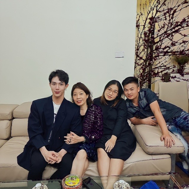 Ngày đầu năm Tân Sửu, sao Việt đi đâu, làm gì?