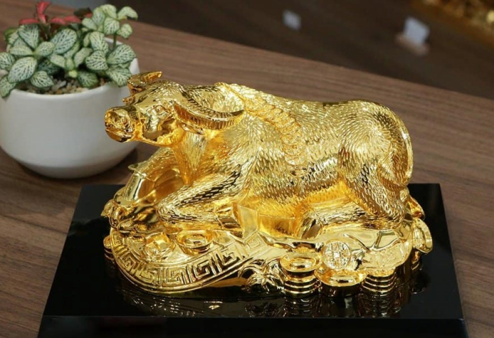 Sản phẩm linh vật trâu vàng được nhiều người tìm mua bởi năm nay là năm Tân Sửu. (Ảnh: Karalux)