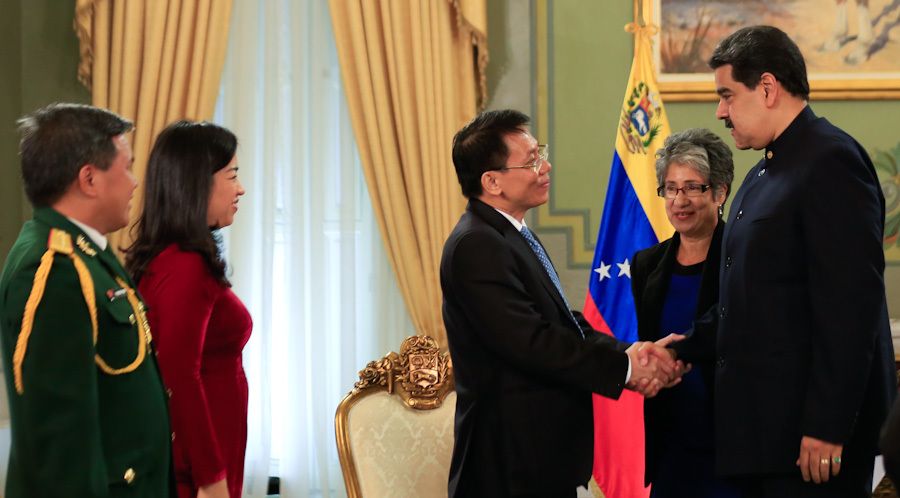 dai su le viet duyen trinh thu uy nhiem len tonng thong venezuela nicolas maduro