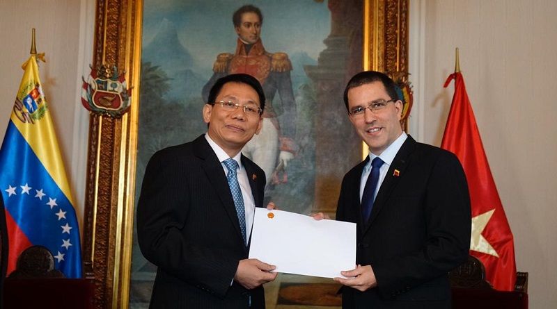 dai su le viet duyen trinh thu uy nhiem len tonng thong venezuela nicolas maduro